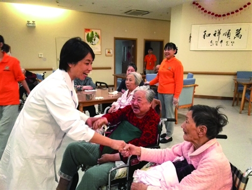 省城一养护院,医护人员陪伴老人(资料图)